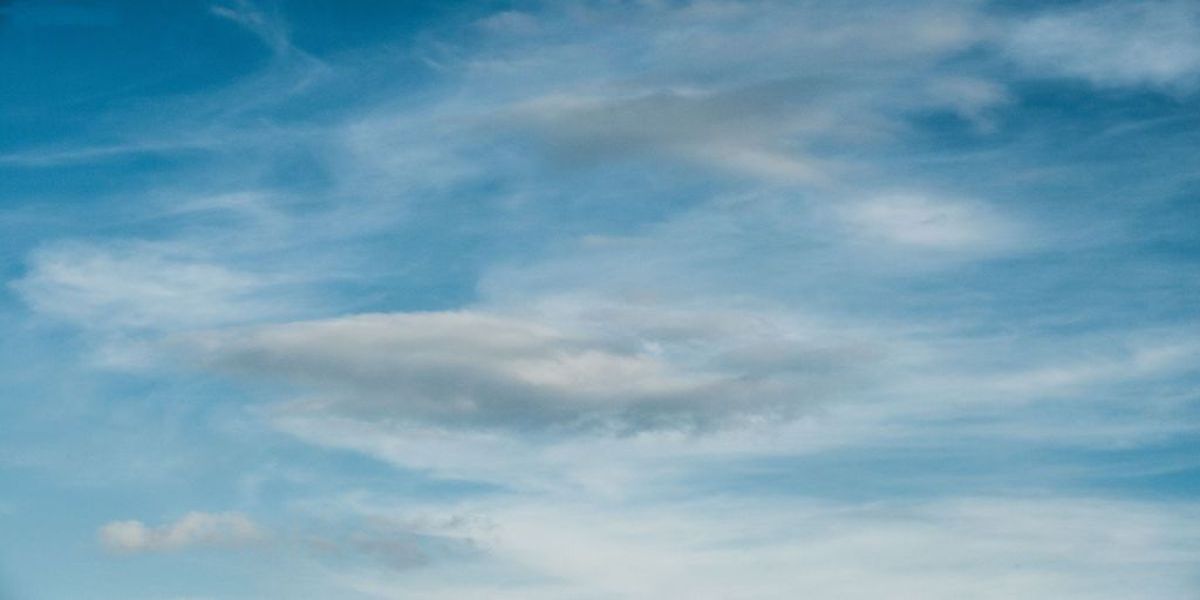 zeigt blauen Himmel mit erster Wolkenbildung