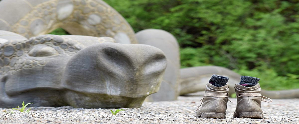 zeigt Schuhe eines Selbstständigen aus Furcht vor einem Drachenmonster geflohen ist